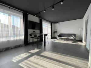 a living room with a table and a couch at Kalinova Sloboda Apart РЕЗЕРВНЕ ЖИВЛЕННЯ in Krykhivtsi