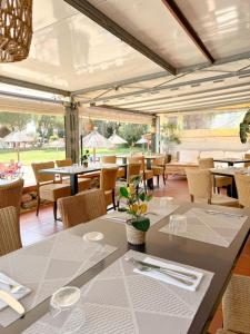 a dining room with tables and chairs and a table sidx sidx sidx at Studio cabine climatise Malibu Village in Canet-en-Roussillon