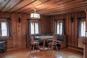 a dining room with a table and chairs in a cabin at Haus Pfatschbacher in Wildalpen