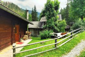 a wooden fence in front of a house at Almliesl THUR-746 in Lovara