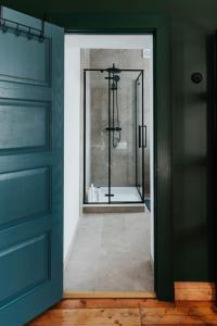 a bathroom with a green door and a bath tub at STRIĶU15 - Plašs studio dzīvoklis in Saldus