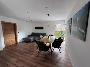 a living room with a table and chairs and a couch at Alpinelodge8 in Innsbruck