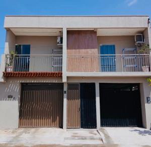 a building with two gates and a balcony at Flat Dourado a 5minutos do Parnaíba Shopping in Parnaíba