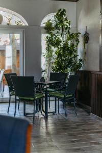 a table and chairs sitting in a room with a table and chairs at Zur Weinlaube in Mönchhof