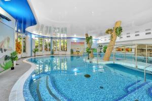 a large swimming pool in a building at Lázeňský dům Erika in Františkovy Lázně