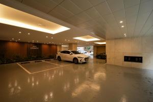 a car parked in a parking lot in a building at 잠실 라운지 호텔 in Seoul
