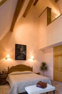 a bedroom with a bed in a room at Resort Golf Château de Salles in Vezac