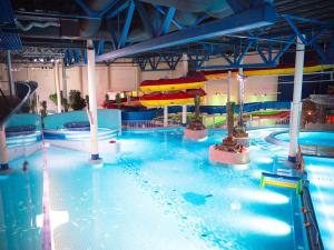 a indoor swimming pool with a water park at Break Sokos Hotel Flamingo in Vantaa +19 photos