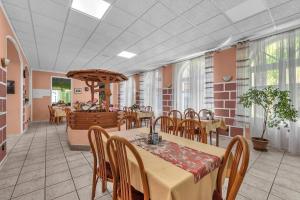 a dining room with a table and chairs at Lázeňský dům Erika in Františkovy Lázně