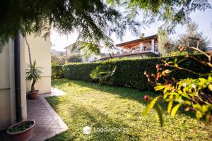 a yard with a fence and a house at Appartamento Diana in Salò