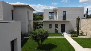 a large white house with a green yard at Villa U Picculu in Lecci