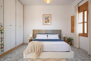 a bedroom with a large white bed in a room at Casa NATHIUM - Lujo Rural - Pooltina - Bbq - 4P - Vistas - Relax - Estrellas in Borge