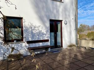 a white house with a door and a window at Apartment am Golfplatz in Obernkirchen
