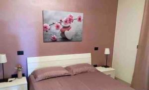 a bedroom with a bed and a painting on the wall at Splendida Alba in Tortoreto Lido