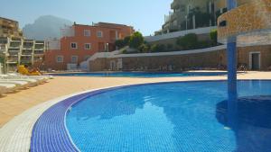 Apartamentos ORLANDO en Costa Adeje内部或周边的泳池