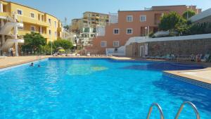 Apartamentos ORLANDO en Costa Adeje内部或周边的泳池