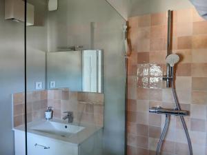 a bathroom with a sink and a shower at La maison botanique in Castillon-la-Bataille