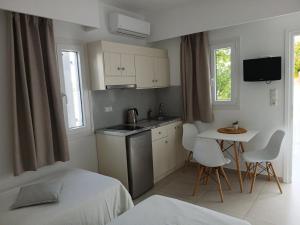 a small kitchen with a bed and a table and chairs at Melissa in Naousa