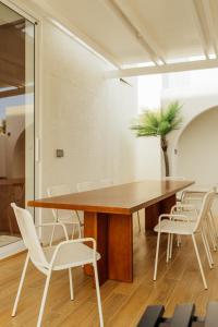 a conference room with a wooden table and chairs at PRAN MARE Pranburi in Ban Nong Ban Kao