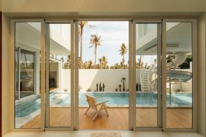 a house with a view of a swimming pool at PRAN MARE Pranburi in Ban Nong Ban Kao