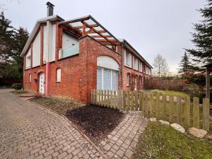 a brick house with a fence in front of it at Haus Groß Flöte in Wismar