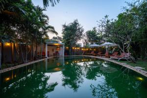 a swimming pool in the middle of a resort at Kampung Kamboja in Phum Pobos