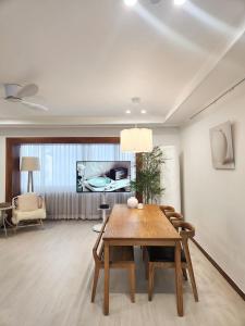 a living room with a wooden table and chairs at Kintex Central Stay 3BR 2Bath Spacious Space in Ilsan-yŏk