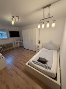 a bedroom with a bed and a tv in it at MELLoWY Monteure, TV, Küche, Bad in Gaggenau