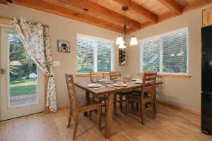 a dining room with a wooden table and chairs at Paws in the Mountains by NW Comfy Cabins in Leavenworth