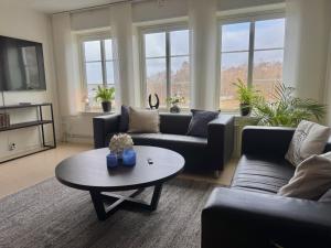 a living room with couches and a coffee table at GrebbestadFjorden vandrarhem in Grebbestad