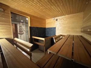 a sauna with a wooden table and chairs in it at Riihen Ullakko in Äkäslompolo