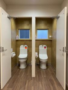 ein Badezimmer mit zwei Toiletten und zwei Fenstern in der Unterkunft Lodges大黒 in Toyama