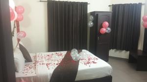 a bedroom with balloons and a bed with a bed sidx sidx sidx at Mounts shelts in Munnar +2 photos