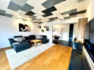 a living room with a black and white ceiling at Traum Berg - Koppelberg 2 in Traben-Trarbach