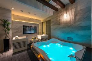 a bathroom with a large blue tub in a room at ホテルルアン横浜 in Kikuna