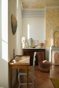 a room with a table and a table and a chair at Maison d'artistes - Pavillon Southway in Marseille