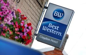 Ein Schild für ein Best Western Hotel neben Blumen in der Unterkunft Best Western Claydon Hotel in Ipswich