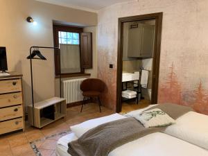 a bedroom with a bed and a desk and a chair at R&B Casa Benassi in Riolunato