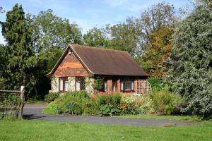 Taman di luar Tovey Lodge