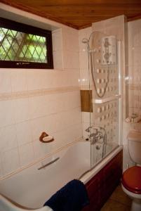 A bathroom at Tovey Lodge