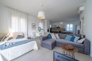a living room with a bed and a couch at Casa Bilum in Sommacampagna
