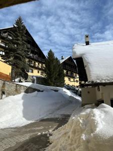 a pile of snow in front of a building at Casa Vacanze Ginger in Grange Sises