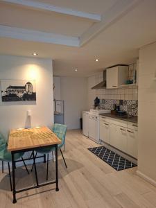 a kitchen and dining room with a table and chairs at Dulce Tierra - vakantiewoning in Zoutelande