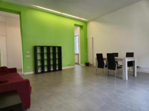 a dining room with green walls and a table and chairs at Casa Bon in Marigliano