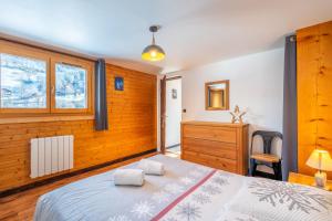a bedroom with a bed and a desk and a chair at Le Chalet des 3 Monts in Les Clefs