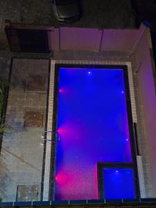 Hotel Nariyah في Dhungrebās: بركة كبيرة من المياه الزرقاء والوردية