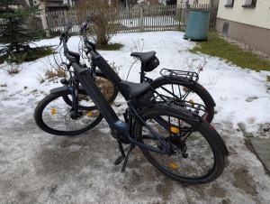 two bikes parked next to each other in the snow at Ferienwohnung Waldenburg Sachsen II in Waldenburg