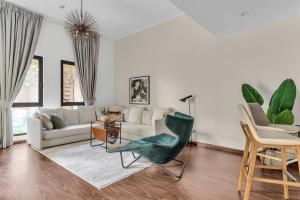 a living room with a couch and a chair at GuestReady - 1BR | Private Garden - Burj Khalifa in Dubai