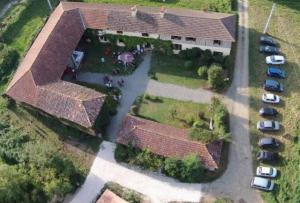 an overhead view of a large house with cars parked at Au jardin du lac in Gaussan