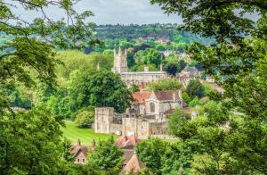 un vecchio castello nel mezzo di una città di Settle in Winchester - Stylish Self Check-In Rooms a Winchester